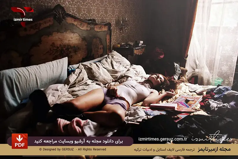 دختر شلخته خوابیده روی تخت اتاط نامرتب شرت بنفش